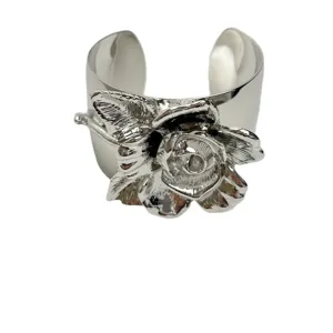 Vue détaillée du bracelet manchette rigide en métal sculpté rose vintage et élégant.