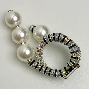 Elegante parel strass broche met een onregelmatig zwart en zilver ontwerp voor vrouwen.