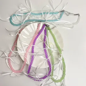 Kleurrijke kraal halsketting met wit lint, moderne dromerige choker voor vrouwen.