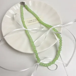 Zoete groene kralenketting met witte lintjes, dromerige choker voor dames en meisjes.