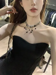 Gedetailleerde opname van een zwarte zirkonia kwast choker ketting in vintage stijl voor dames.