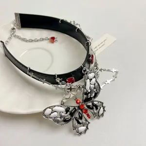 Chic collana girocollo in pelle nera con ciondolo a farfalla in strass e catene.