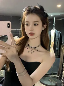 Gedetailleerd overzicht van een zwarte zirkonen kwast choker ketting met vintage diamant knopen.