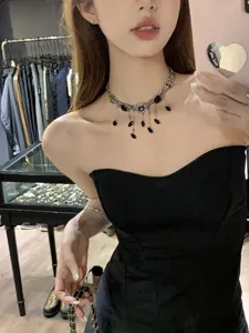 Gedetailleerd uitzicht van vintage zwart zircon kwastje choker halsketting, gotisch.