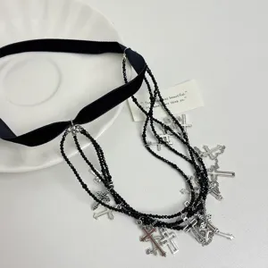 Gotische schwarze Samt-Choker-Halskette mit mehrschichtigen Perlenketten und Silberkreuzen.