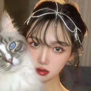 Vue de détail d'une chaîne de front scintillante en strass, accessoire Hanfu pour femme.