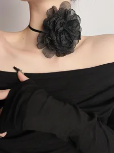 Elegante schwarze Stoff Blumen Choker Halskette für Damen, stilvoller Statement Halsschmuck.