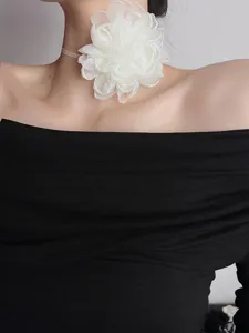 Nahaufnahme der weißen Stoff-Blumen-Choker-Halskette, elegantes Blütenblatt-Design.