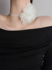 Detailansicht einer modischen weißen 3D Organza Blumen Choker Halskette für Damen Stil.