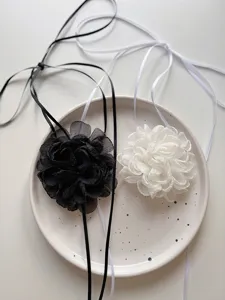 Detailaufnahme von Stoff Blumen Halskette in Schwarz und Weiss, eleganter Sommer Choker Schmuck.