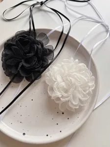 Detailansicht der Stoffblumen Halskette in Schwarz und Weiss mit feinen Baendern