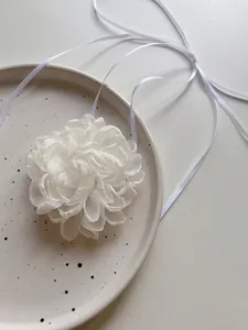 Weisse 3D Stoff Blume Halskette Choker mit langen Bändern elegante Damen Halsschmuck Detail
