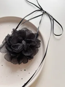 Detailaufnahme der schwarzen 3D Blumenkette, eleganter Choker mit Bändern verziert.