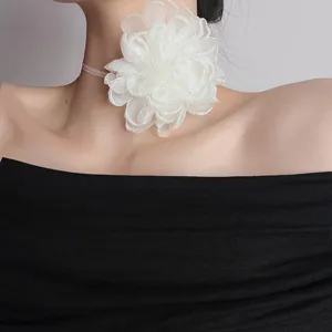 Weiße Stoffblume Choker Halskette für Damen, elegante florale Statement Halsschmuck Accessoire.