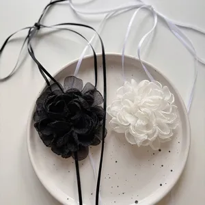 Minimalistische 3D Stoff Blumen Halskette und süßer chiker Choker für Damen Sommer Stil.