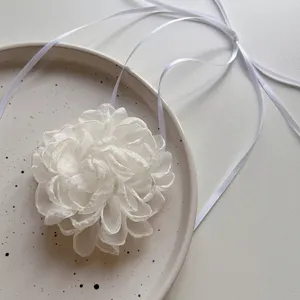 Weißes Organza Blumen Choker Halsband mit langen Bändern elegante schicke Mode Schmuck Accessoire