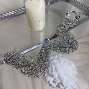 Detalle de accesorio para el pelo de cadena con flecos plateados, cuerda larga.