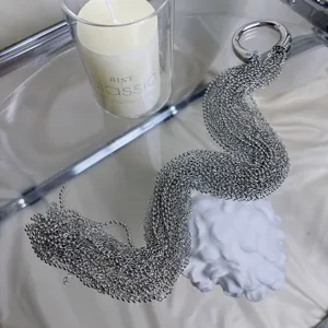 Cadena de borlas extra larga cuerda para el pelo metal plateado tocado geometrico exagerado.