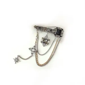 Broche gótico barroco de estrás con borlas de cadena múltiple y detalle de piedra negra.