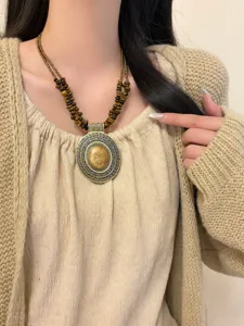 Collana girocollo di perline multistrato retrò bohémien dettaglio con ciondolo rotondo.