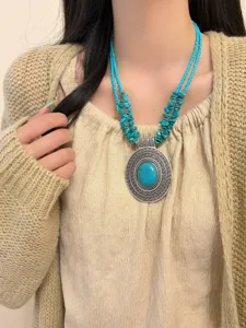 Vista dettagliata della collana con ciondolo turchese boho e magnifico choker di perline.