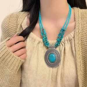 Collana di perle turchesi boho con ciondolo rotondo in metallo, retro doppia catena per clavicola.