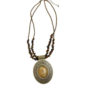 Collana di perle vintage bohémien a doppio strato con ciondolo ovale decorato per donna.