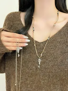 Elegante collana con ciondolo a chiave in metallo retrò con cordino intrecciato donna.