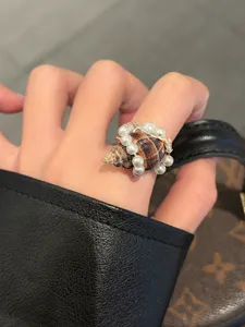 Muschel und Perlen Ring Detailaufnahme, handgefertigter Drahtwicklungs Ring, Urlaubsschmuck.