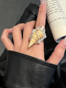 Handgefertigter Muschel-Ring mit transparenten Perlen und Silberdraht, schicker Urlaubsstil.