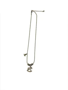Detail van de kralenketting met strass hobbelpaard hanger en stijlvolle orb charm.