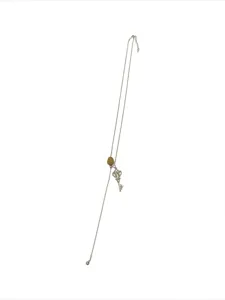 Dettaglio della lunga collana maglione retrò con ciondolo a chiave in metallo e design elegante.