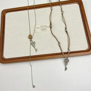 Set di collana con ciondolo a chiave estetica vintage con corda intrecciata e catene di metallo.