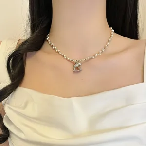 Elegante parelketting met een schattige kristallen schommelpaard hanger voor vrouwen.