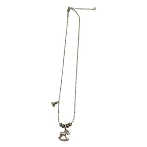 Zilverkleurige schommelpaard hanger halsketting met sprankelende zirkonia en kralen.