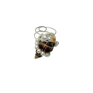 Handgemachter Muschel-Ring mit Perlen und Silberdraht, Urlaubs-Schmuck Hauptansicht.