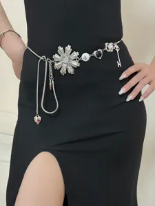 Edle Taillenkette aus Metall mit Blumen- und Herz-Anhänger, modisches Accessoire für Damen.
