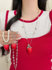 Ensemble de collier pendentif fraise rouge avec perles et chaîne en métal pour femme.