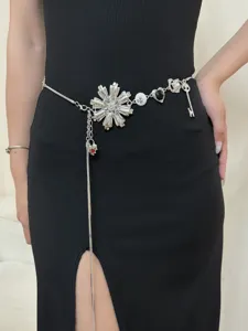Exquisites Metall-Taillenkettendetail mit großem geometrischem Blumenanhänger und Charms.