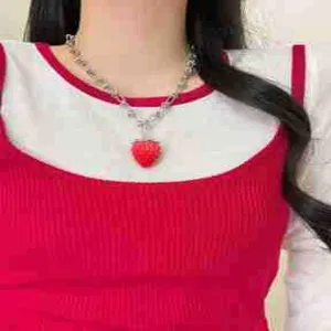 Magnifique collier pendentif fraise rouge chic chaîne clavicule accessoire de mode.