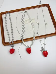 Ensemble de collier pendentif fraise, bijoux mignons en métal et perles pour femmes.