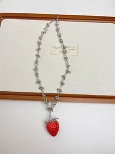 Collier pendentif fraise rouge charmant avec chaîne argentée, bijoux de design tendance.