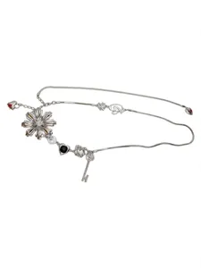 Detailaufnahme der silbernen Taillenkette mit Blumenanhängern und schönen funkelnden Kristallsteinen.