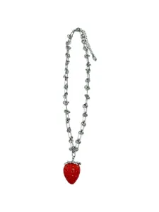 Vue détaillée du collier pendentif fraise rouge avec une chaîne en argent poli.