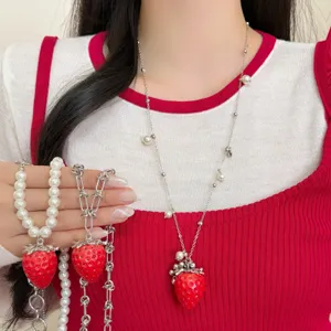 Doux Collier Pendentif Fraise en Alliage et Perles Artificielles pour Femmes Style Frais Chaîne Ras du Cou Fruits Bijoux de Mode Cadeau