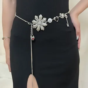 Schicke silberne Metall-Taille Kette mit Blumen-Herz und Schlüssel Anhänger für Damen.