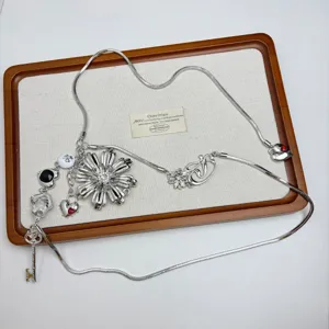 Nischen-Design 3D Metall Blumen Taillenkette, edler Herz Gürtel Anhänger für Damen 2026.