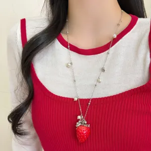 Collier ras du cou fraise rouge tendance avec perles, chaîne de clavicule élégante pour femme.