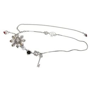 Silberne Metall Taillenkette mit Blumen Anhängern, stilvoller Herz Körperschmuck.