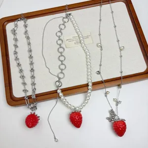 Collier fraise rouge design de niche mode doux perles chaîne clavicule bijoux d'ambiance
